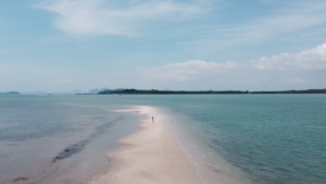 Llengua de sorra de Koh Yao Yai, illa de Tailàndia, a vista de drone.