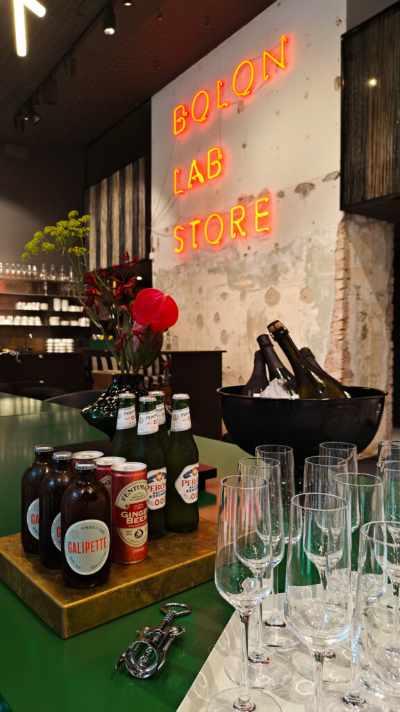 Taula d’exposició amb begudes i copes de cava al Bolon Lab Store durant la Stockholm Design Week.