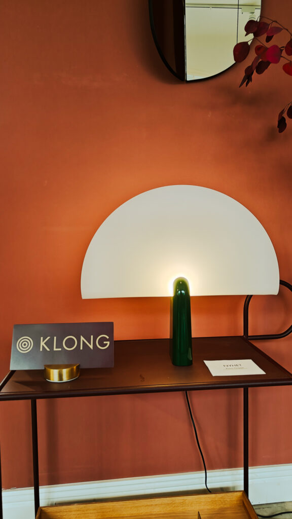 Làmpada de disseny minimalista semicircular de KLONG exposada a la Setmana del Disseny d’Estocolm.